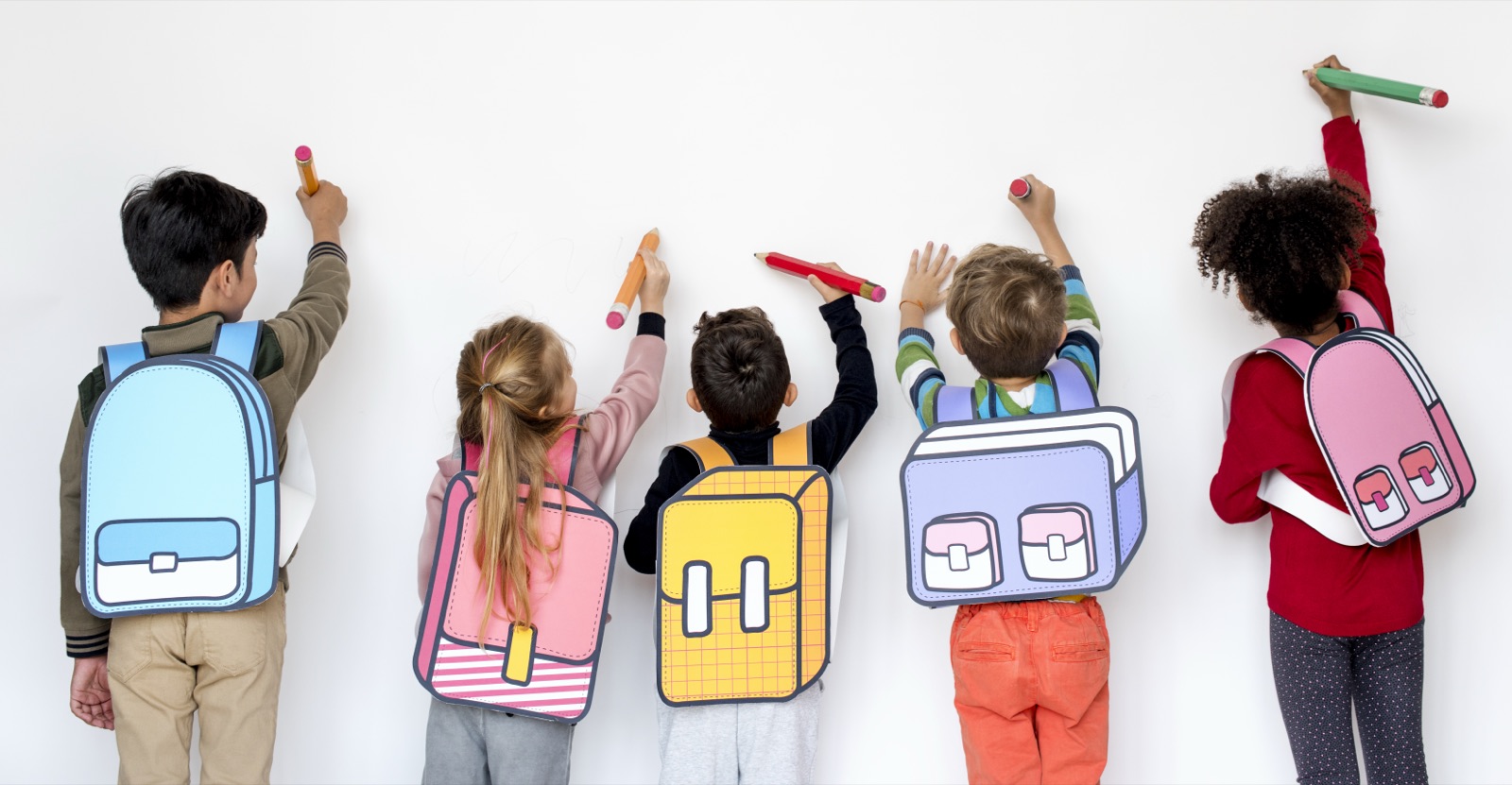 Écoliers avec leur cartable dessinant au mur